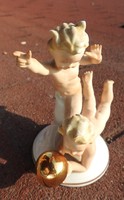 Antik német sasos  figura : meztelen gyerekek labdáznak