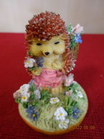 Figurális szobor, sün mama virágot gyűjt, magassága 6,5 cm. Vanneki! Jókai.