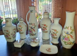 Paradicsommadaras hollóházi porcelán vázák és ékszertartók együtt, 9 darab
