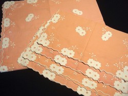 5 db fehér virág mintával hímzett, rávarrt terítő garnitúra 120 x 95 és 54-56 x 52 cm