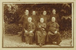 1I843 Régi iskolai fotográfia bencés tanárok csoportképe 9.5 x 14.5 cm