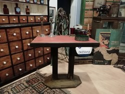 Szecessziós réz lemezelésű sötétbarna asztal a 20. század elejéről restaurálva