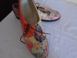 Klimt művét mintázó 41-es bőrcipő