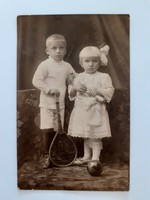 Régi gyerekfotó fiú lány fénykép Békési Győző fényképész Újpest régi teniszütő fotó