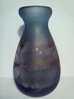 Üvegművészeti jelzett csiszolt vastag falú üveg váza aranyozott szájperemmel