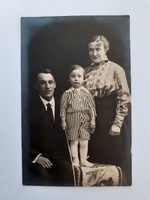 Régi családi fotó műtermi fénykép