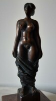 Női akt, bronz szobor Mihály Gábor stílusában