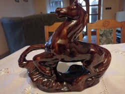 Porcelán vágtató ló