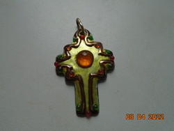 Rekeszzománc jelzett kereszt medál, aranyba hajló zöldes zománccal,színes gyöngyokkel