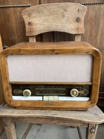 Velence R646 csöves asztali rádió.