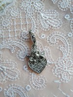 Jelzett, 835-ös ezüst angyalkás, apró kövekkel kirakott szív alakú függő, charm