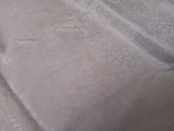 Ezüst színű selyem kendő