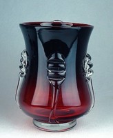 Bordó fúvott üvegből készült gyönyörű kancsó