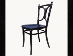 Fekete Thonet szék – rend- és formabontó