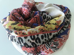 Hatalmas, leheletfinom selyemkendő a Hallhuber cégtől, 120 x 116 cm