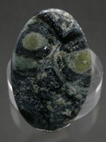 Kambaba kő: Kvarc és Amfibol kristályos Riolit, kaboson csiszolással. Ékszeralapanyag. 5,3 gramm