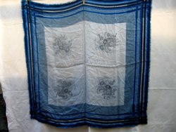 Különleges vékony kék virágos selyem kendő
