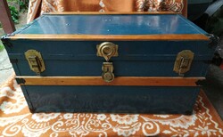 Antique Canadian suitcase! Shown in pictures in beautiful condition! With wooden insert!