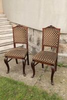 Elegáns, kárpitozott neobarokk székek faragott háttámlával és lábbal (2 db)