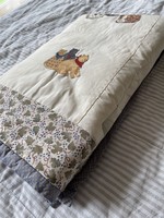 “Debbie Mumm” cicáival díszített kézzel készült kis patchwork takaró 85*85 cm