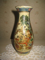 Kézzel festett  , keleti  porcelán váza , sűrű  mlnta , sok arannyal   15,5 cm