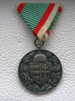 MAGYAR HÁBORÚS EMLÉKÉREM KARDOKKAL,SISAKKAL, EZÜSTÖZÖTT BRONZ KITÜNTETÉS, (1914-1918) EREDETI!