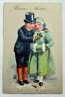 Antik  dombornyomott Újévi üdvözlő képeslap elegánsan öltözött kisfiú és kislány magyallal
