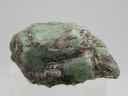 Természetes Smaragd kristályok a csillámpalás anyakőzetben. Gyűjteményi ásvány 11 gramm.