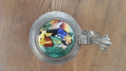 Antik korsó , sörös italos porcelán miniatűr jelenet a fedelén ón fedeles üveg korsó.