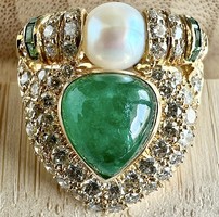 60T. 18k Arany (10,4 g) Smaragd (3 Ct) Briliáns (kb. 1,6 Ct) Gyöngyös gyűrű, hófehér, hibátlan kövek