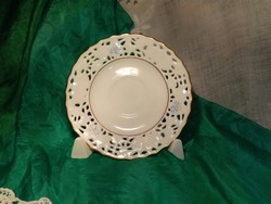 Áttört, virágmintás porcelán tányér...14 cm.