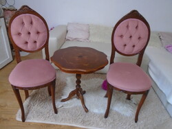 Szép faragott párnás szék párban egy intarziás kis asztallal társalgóba