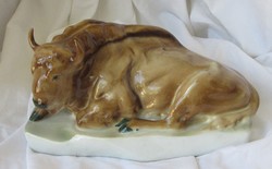 Zsolnay porcelán bika, jelzett, kézzel festett, talpazat 21 x 9,7 cm, 11 cm magas szarvval.