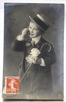 Antik  üdvözlő fotó képeslap cvikkeres kisfiú girardi kalappal