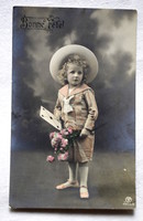 Antik  üdvözlő fotó képeslap kisgyermek nagy kalap virággal levéllel