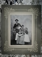 An antique family photo from the 1910s in Ladányi has survived in good condition