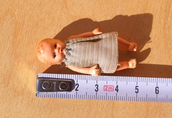 Régi retro miniatűr gumi baba babaházba való játékbaba