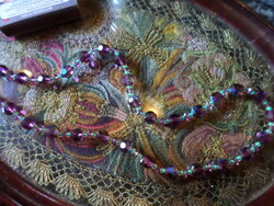 44 cm-es , lila fazettált , lüszteres kristályokból és türkizzöld kásagyöngyökből álló nyaklánc .