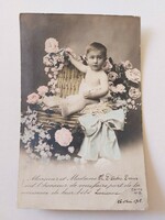 Régi képeslap 1913 fotó levelezőlap babakép rózsák