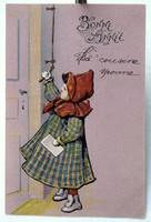 Antik dombornyomott Újévi üdvözlő képeslap ajtónál csengető kisleány borítékkal