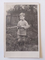 Régi képeslap fotó levelezőlap kisfiú puskával