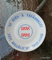 50 éves a Vásárhelyi Népi Kollégiumi Mozgalom Alföldi  porcelán emlék tányér (2p)