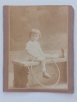 Régi gyerekfotó kislány karikával vintage fénykép