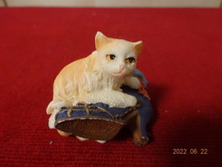 Barna szőrű macska figura, aki egy női csizmán heverészik. Vanneki! Jókai.