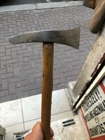 Fokos, fém fejjel, 95 cm-ees hosszúságú, gyűjtőknek kiváló.