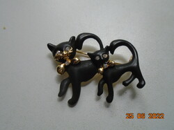 Fekete macska páros zománcozott aranyozott bross csiszolt kő szemekkel aranyozott bajusz és masni