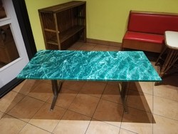 Zöld márvány utánzatú retro dohányzó asztal