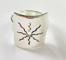 Silver ring with stylized sun pattern 61m
