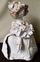 DT/082 - Kovács Éva Orsolya keramikus – Lány virágcsokorral