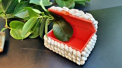 A jewelry box with a lid to hold jewelry or anything else. 5.5 X 7.5 cm.